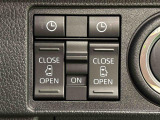 両側パワースライドドアウェルカムオープン機能 降車時にスイッチで予約しておけば、乗車時に電子カードキーを持ってクルマに近づくだけでパワースライドドアが自動でオープン♪