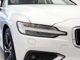 ひときわ印象的なT字型のLEDヘッドライトは、新世代のボルボを象徴するユニークなアイコンとなっています。LEDデイタイム・ランニング・ライトやポジションライト、ウインカーの役割も果たします。