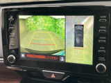 後方の様子を画面で確認しながら駐車をサポート。ガイド線も表示されるため、周囲を目視で確かめつつ、駐車位置を把握する際に役立ちます。