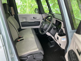 明るい色調の室内に、落ち着いた色合いのシートを組み合わせています。運転席からの見通しも確保され、乗り降りの際にも過ごしやすい空間です。