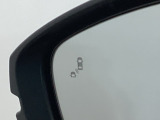 斜め後ろに存在する車を探知。その方向のドアミラー鏡面上にマークを表示し、存在をお知らせしてくれます。また、その方向にウインカーを操作すると、マークの点滅と警告音で注意を促します!