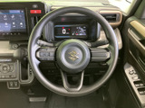 ステアリング上に各種スイッチを備え、手元で車内の機能にアクセスしやすい仕様です。メーターとの位置関係も分かりやすく、運転姿勢を保ちながら必要な情報や操作を確認できます。