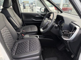 前席は運転席と助手席が並び、視線を前方へ向けやすいレイアウト。シートの立体的な表皮と手の届きやすい周辺配置で、毎日の乗り降りも自然に行えます。