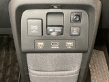 アクセサリーソケットはUSBのアダプターなどをつければ、スマホの充電にも使えます。横には100V AC電源(1500W)を装備しています。他にも充電可能なUSB端子などがついています。
