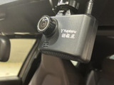 ルームミラー付近にドライブレコーダーが備わり、日々の運転時の記録に役立ちます。前方の様子を記録できる装備で、万一の際の状況確認をサポートします。