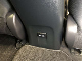 フロントコンソール後端にアクセサリーコンセント(AC100V・1500W)が設置されています。パソコンなどの電源としても使用可能!クルマをオフィスとしても使えます!