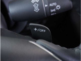 【パドルシフト】ハンドルから手を離さずに素早くシフトアップ&ダウンができるので、エンジンブレーキを使う下り坂や高速道路の合流で加速したい場面で役立ちます。