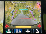 周囲の映像に加えて目安となるガイド表示も確認でき、駐車時の周辺確認を助けます。画面を見ながら状況を把握しやすく、車庫入れや切り返しの際に頼れる装備です。