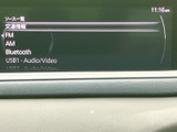 FMやAM、Bluetooth、USBなどのソース一覧が表示され、利用する音源を選びやすい画面です。選択肢がひと目で分かり、普段お使いの音楽環境に合わせて活用できます。