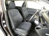 高いホールド性で運転姿勢が安定します。長距離ドライブでも疲れにくいのが魅力です。快適なドライビングライフをお送りください♪