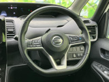 手元にスイッチ類がまとまり、運転中も視線を大きく動かさずに各種機能へアクセスしやすい仕様です。握りやすい形状で、毎日の運転を快適に支えます。
