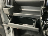 【収納部】パッと手に取りたい小物の置き場に便利。その他、沢山の収納部がございます。