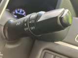 レバーにはウインカーやライト関連の表示があり、AUTOやOFFなどの文字も確認できます。表示を見ながら操作できるため、日常の運転時にも扱いやすい装備です。