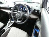 【運転席まわり】・・・ハンドルやシートなども隅々までクリーニング済み。キレイな車内でドライブがより一層快適にお楽しみいただけると思います。