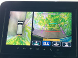 後方の映像に加えて車両周辺を確認できる表示があり、駐車時の周囲確認をサポートします。画面のガイド表示も目安にしながら、バックでの駐車や切り返しを落ち着いて行えます。