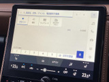 画面上に検索やお気に入りなどの項目が整理され、目的の情報を見つけやすい表示です。エアコン設定も同じ画面から確認でき、移動中の日常的な操作をまとめて行えます。