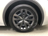 樹脂フルキャップ付き17インチスチールホイール(195/60R17)装着です。