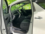 運転席と助手席が並ぶ前席は、足元にゆとりがあり、座ったときの視界も広がります。ドアを開けた際の乗降スペースも確認でき、落ち着いた色調の室内で日々の移動を快適に過ごせます。