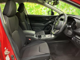 前席は視界が開け、運転席と助手席それぞれにゆったり座れる空間です。シートやドア内張りは落ち着いた色合いで、操作部も手の届く範囲にまとまり、毎日の移動を快適に支えてくれます。