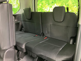 落ち着いた色合いのシートが並び、乗員それぞれがゆったり過ごせる後席空間です。窓から光が入り、座面や背もたれも広く感じられるため、ご家族でのお出かけにもおすすめです。