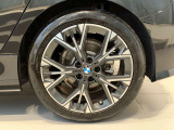 BMWの純正アロイホイールは軽量かつ強度にも優れているホイールで走行性能を引き上げる設計になっております。足元にもBMWは妥協がなくこだわっている個所になります。