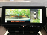 画面には車両後方の映像と上から見た車両周辺の表示が並び、駐車時の周囲確認に役立ちます。ガイドラインも表示され、画面を見ながら位置関係を把握しやすい装備です。