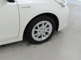 装着タイヤサイズは、205/60R16です。純正アルミホイールを装着しております。