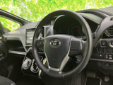 握りやすい形状で、運転姿勢を保ちながら扱いやすいステアリングです。周辺には各種スイッチ類もまとまり、視線を大きく移さず必要な操作に手を伸ばしやすい配置です。