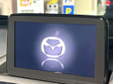 【マツダコネクトナビ】車内の雰囲気にマッチした一体型タイプのナビ。各種車輌設定やBluetooth再生等、様々な機能が楽しめます。直感的なダイヤル操作が可能で、使い勝手も良好です。