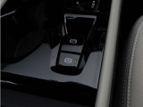 軽いタッチの電気式サイドブレーキとオートサイドブレーキが装備されます。