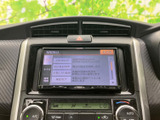 画面まわりにメニューが並び、目的に合わせて項目を選びやすい構成です。中央にまとまった配置で、ナビやオーディオなどの車内機能を確認しながら使える便利な装備です。