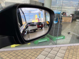 ◆後側方車両検知警報◆車両後部の左右に設置したレーダーにより死角になりやすい後側方の車両を検知!ディスプレイ表示と、ドアミラー鏡面をのインジケーターと音によりドライバーへ注意を喚起します!