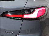 BMWのテールランプはプレスラインへと続く形状のため、統一感のある綺麗なラインを演出しております。