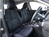 【清潔感のある運転席&助手席】隅々までクリーニングの行き届いた運転席&助手席。目立ったシミや汚れ等もございません。快適なドライブをどうぞ。