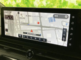 大きく見やすい画面に地図が表示され、周辺の道路や施設を確認しやすいナビゲーションです。画面脇にはホームや音楽などのアイコンも並び、必要な画面へアクセスしやすい構成。