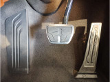 【ペダル】BMWはオルガン式アクセルペダルを採用しています。踏み込む足とペダルが同じ軌跡を描くため、かかとがずれにくく、アクセルコントロールがよりしやすくなるメリットがあります。