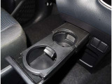 手に取りやすい位置にドリンクホルダーが付いて、運転中も目線を落とさずに水分補給が出来ますよ(*^^)v