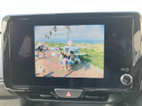 テレビ映像を画面で楽しめる装備です。停車中の待ち時間に番組を視聴でき、画面表示も確認しやすい大きさ。お出かけ先でのひとときを過ごす際に便利です。