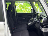 前席は運転席と助手席が並び、乗り降りの際にも室内の広さを感じやすい空間です。窓から光が入り、落ち着いた色合いのシートでゆったりお過ごしいただけます。