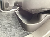 リアシートの座面の下は大型のリアシートアンダートレー装備です。濡れた傘や置靴などをすっきりとしまえる便利なトレーです♪