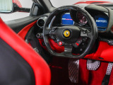 人気のLED付カーボンステアリングホイールを装備しています。ウインカー、ワイパー、オーディオコントロールなどの機能を集約させたステアリングです。