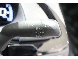 スイッチをオートに設定しておけば、車外の明るさに応じて自動的にヘッドランプを点灯・消灯します。夕暮れ時やトンネルの続く山道などを走行する時に便利なコンライトを装備しています。