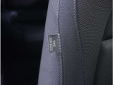 【サイドエアバッグ】側面からの衝突時、サイド・エアバッグが一瞬で展開し、胸部と臀部を保護します。サイド・エアバッグはフロントシートの外側側面に取付けられております。