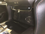 USB端子はシフトレバー前の小物入れ内に設置されています。車内のスピーカーを通して、携帯型音楽プレーヤーに録音した音楽を楽しむことができます。