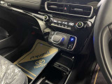操作しやすいATシフトです♪シフトチェンジを気にしなくていいので運転だけに集中できますね!自然と手に届くところにある、手になじむ形状のシフトノブがいいですね♪