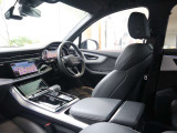 内装はシンプルに使い勝手を考え作られています。お車を運転する感覚をダイレクトに体感して頂けます。室内も広くロングドライブにも快適にお過ごしいただけます。