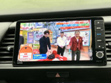 テレビ番組を画面に表示でき、停車中の待ち時間などに映像を楽しめる装備です。画面上には番組情報も表示され、オーディオ画面から切り替えて利用できます。移動中の視聴を前提としない安心のご案内です。