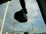 事故に遭遇してしまった時など、品質の高い映像と音声で運転の記録するドラレコ。ドライブの思い出を記録に残したい方や、ご自身のドライビングをチェックされたいお客さまにもおすすめです。