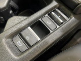 【電動パーキングブレーキ】スイッチの操作で、パーキングブレーキをかけたり解除したりできます。急な下り坂の発進時などに、手動でパーキングブレーキを解除すると、スムーズな発進を行うことができます