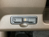 ハンドルの左下にETCがついています。高速道路の料金所の通過も楽々です。 カードの取り出しもしやすい場所についています。